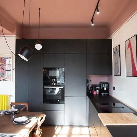 Bright 1920s - 2 Mins To & Station