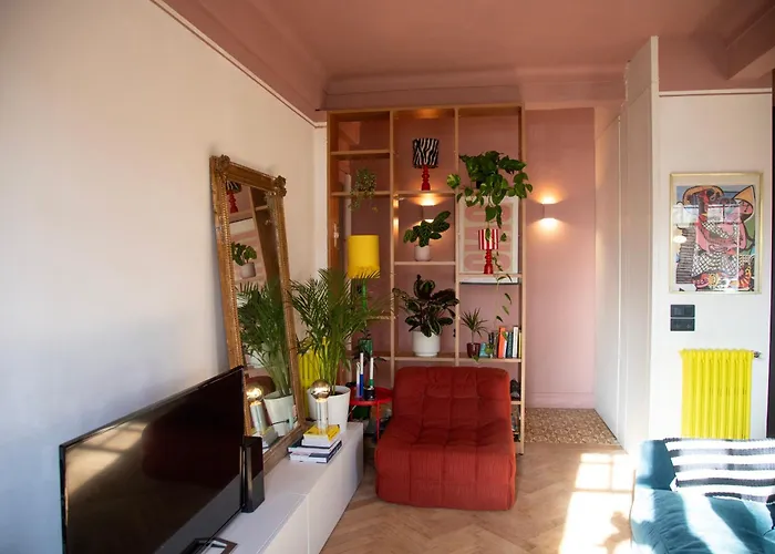 Bright 1920s - 2 Mins To & Station