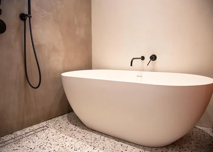 Bright 1920s - 2 Mins To & Station *