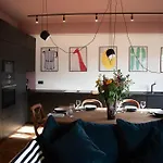 Bright 1920s - 2 Mins To & Station Apartment