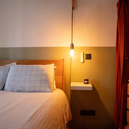 Bright 1920s - 2 Mins To & Station Apartman